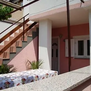 https://apartmani-sersic.primorje-gorskikotar.com